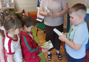 Projekt edukacyjno – czytelniczy ,,Lubimy czytać” pod hasłem ,,Książka przyjacielem dziecka” z udziałem rodziców grupy V