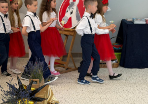 ,,Pożegnania nadszedł czas” – uroczyste zakończenie roku przedszkolnego w grupie V