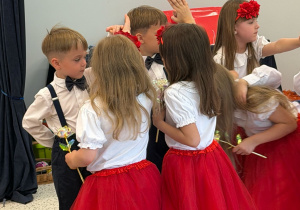 ,,Pożegnania nadszedł czas” – uroczyste zakończenie roku przedszkolnego w grupie V