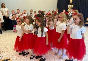 ,,Pożegnania nadszedł czas” – uroczyste zakończenie roku przedszkolnego w grupie V