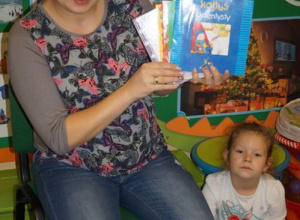 Rodzice czytają dzieciom w ramach społecznej kampanii Cała Polska czyta dzieciom
